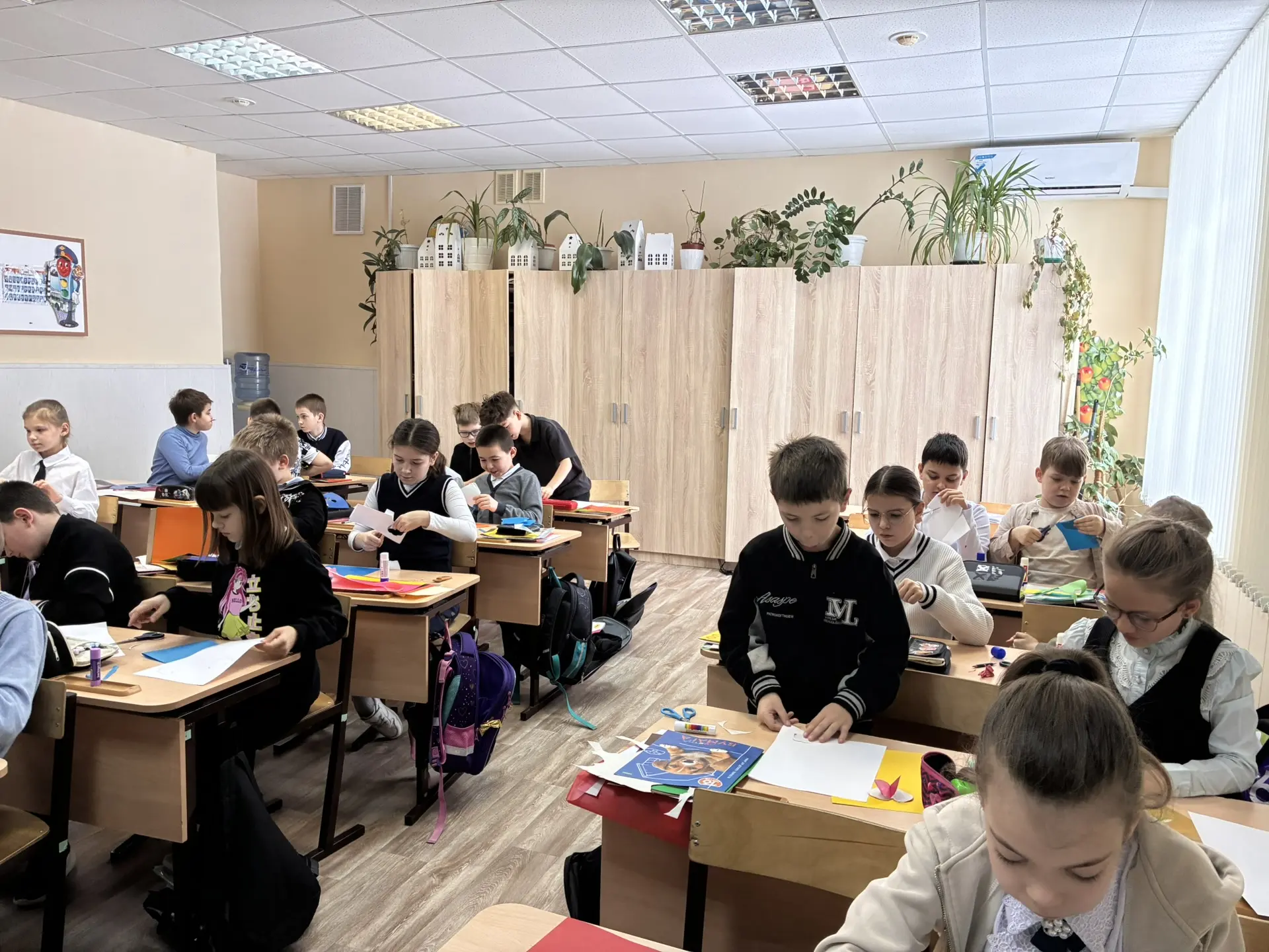 🌸 В преддверии самого нежного праздника в нашей школе произошло маленькое чудо! 🌸  По инициативе сов