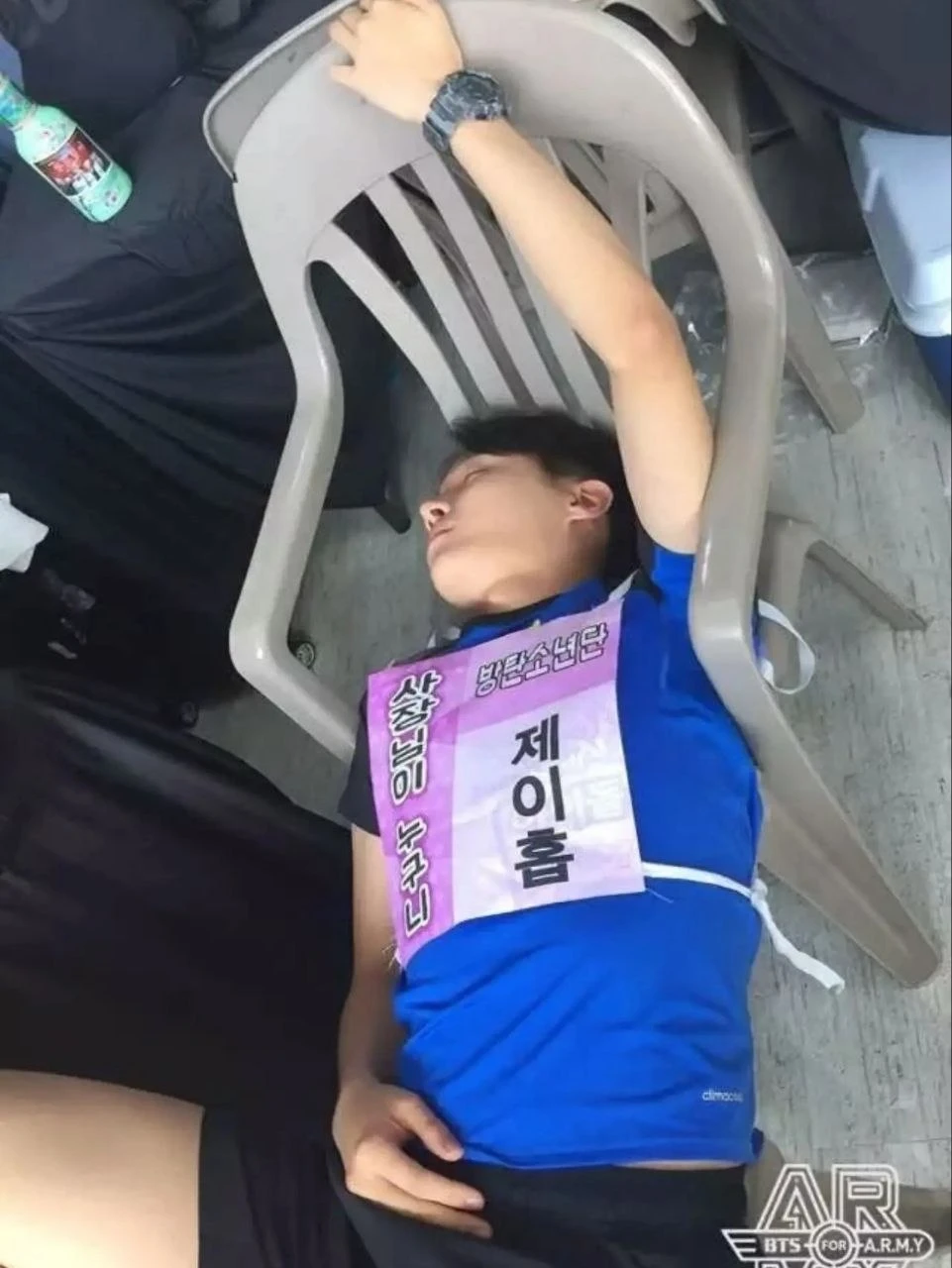 😂 То, что BTS умеют спать где угодно и как угодно, мы давно усвоили.