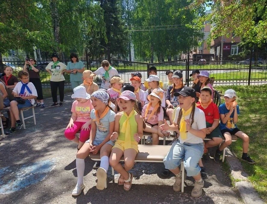 В "Детско - юношеского центре г. Юрги" состоялось яркое торжественное открытие смены
в лагере дневно