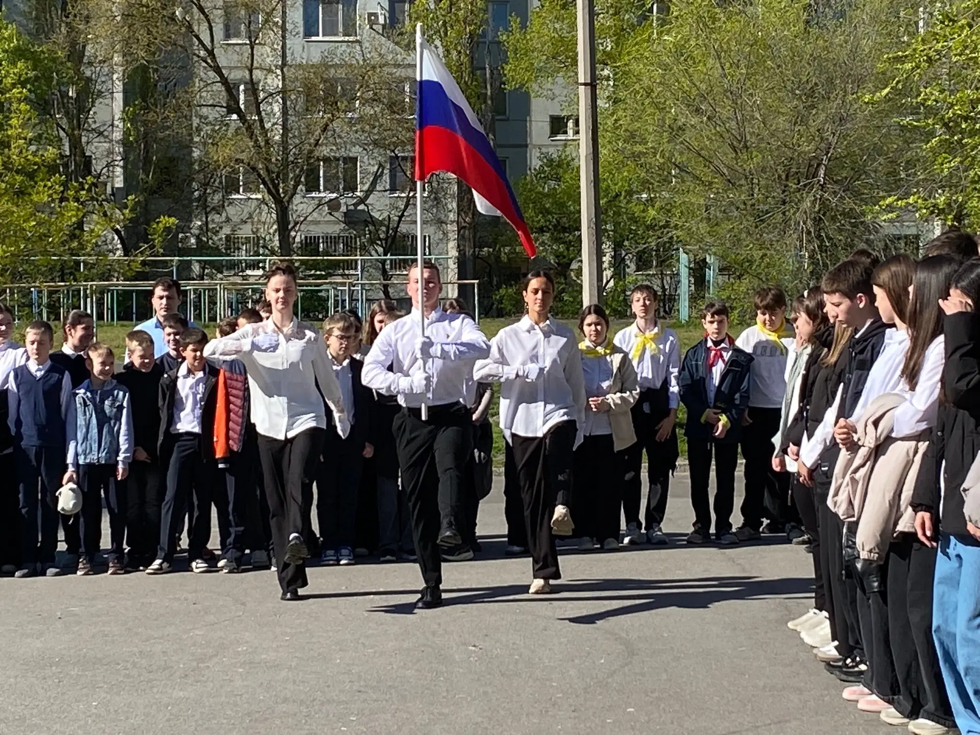 🇷🇺Традиционно утро понедельника в нашей школе началось с поднятия государственного флага Российской 