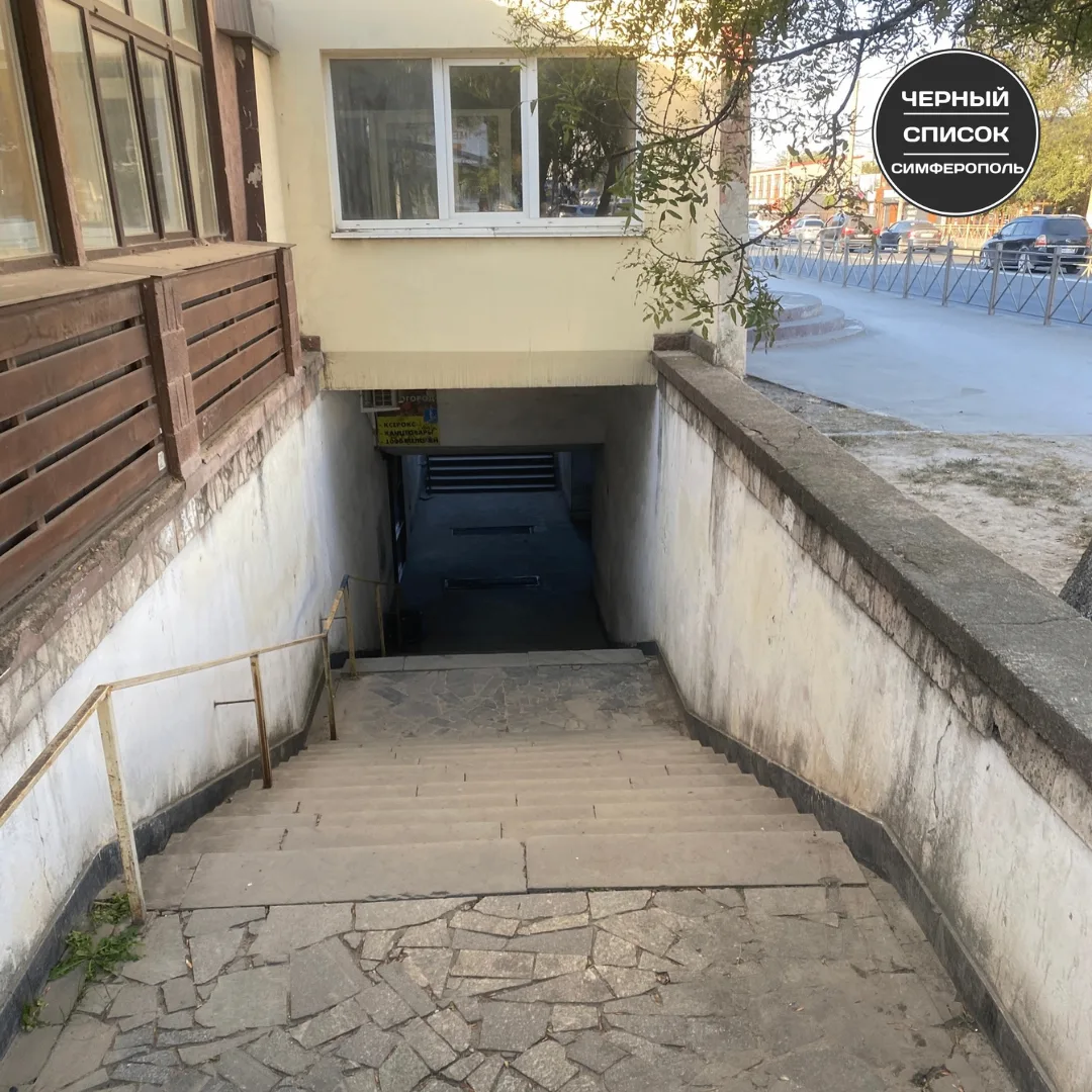 А дальше грудной ребенок сам встает с коляски и спускается? Возле остановки автотранспо...