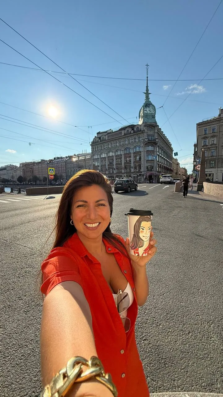 Я собрала коллекцию и стаканчиков со своими портретами  🎨👩🏻‍🎨
Потому что гуляя по центру города,
