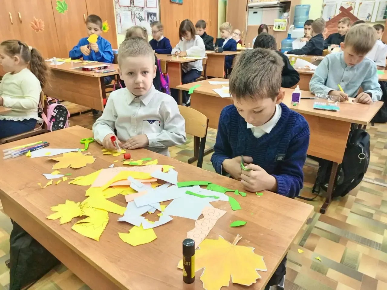 Старшие помогают младшим: в честь Дня пожилых людей 1-Б и 4-Б сделали открытки
