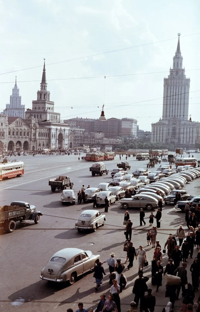 Утренний хаос 1950-х на Площади трёх вокзалов. 🏙️🧳
