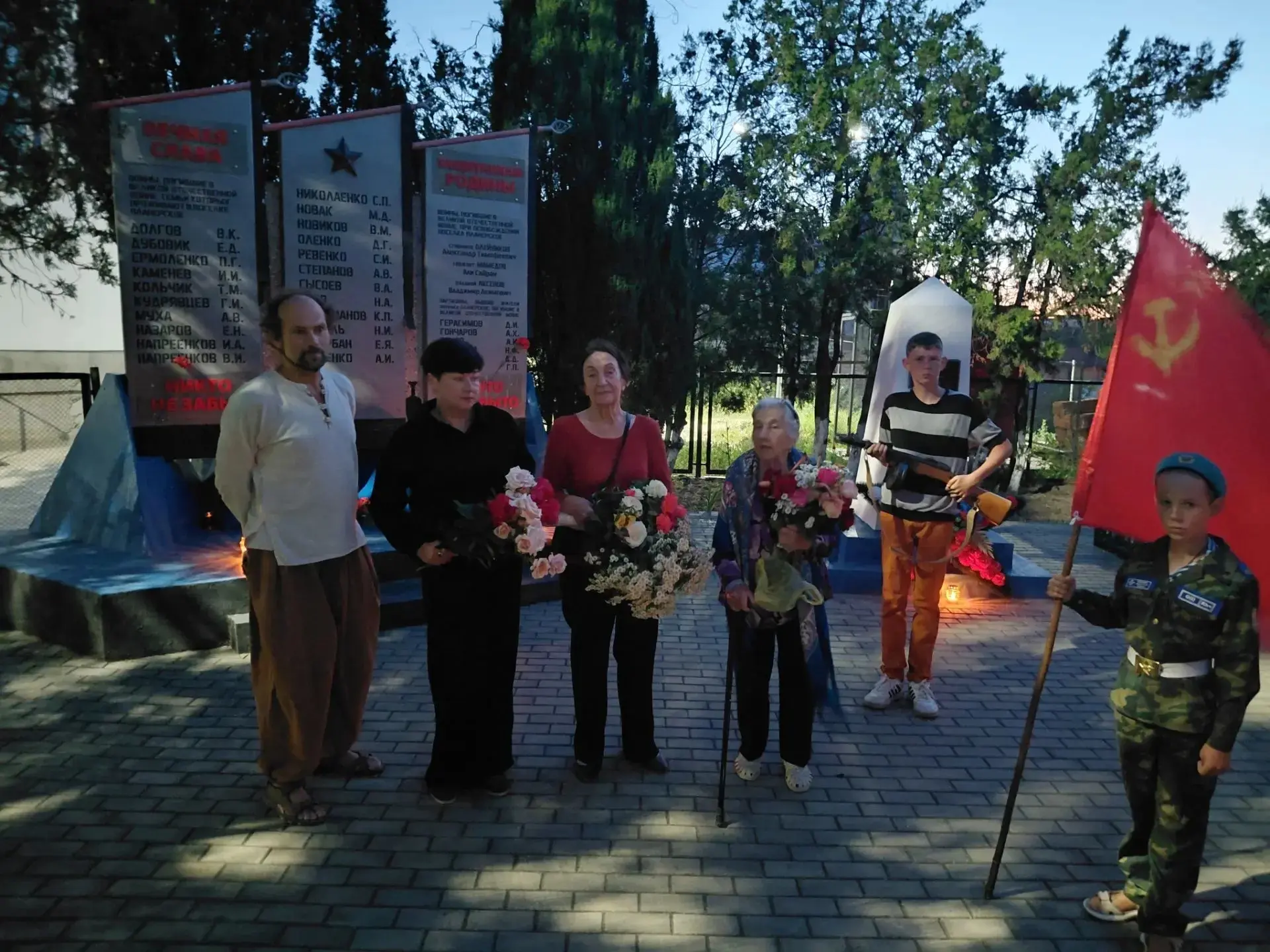 🕯 В Коктебеле жители и ветераны зажгли свечи и возложили цветы на Холме славы в День памяти и скорб