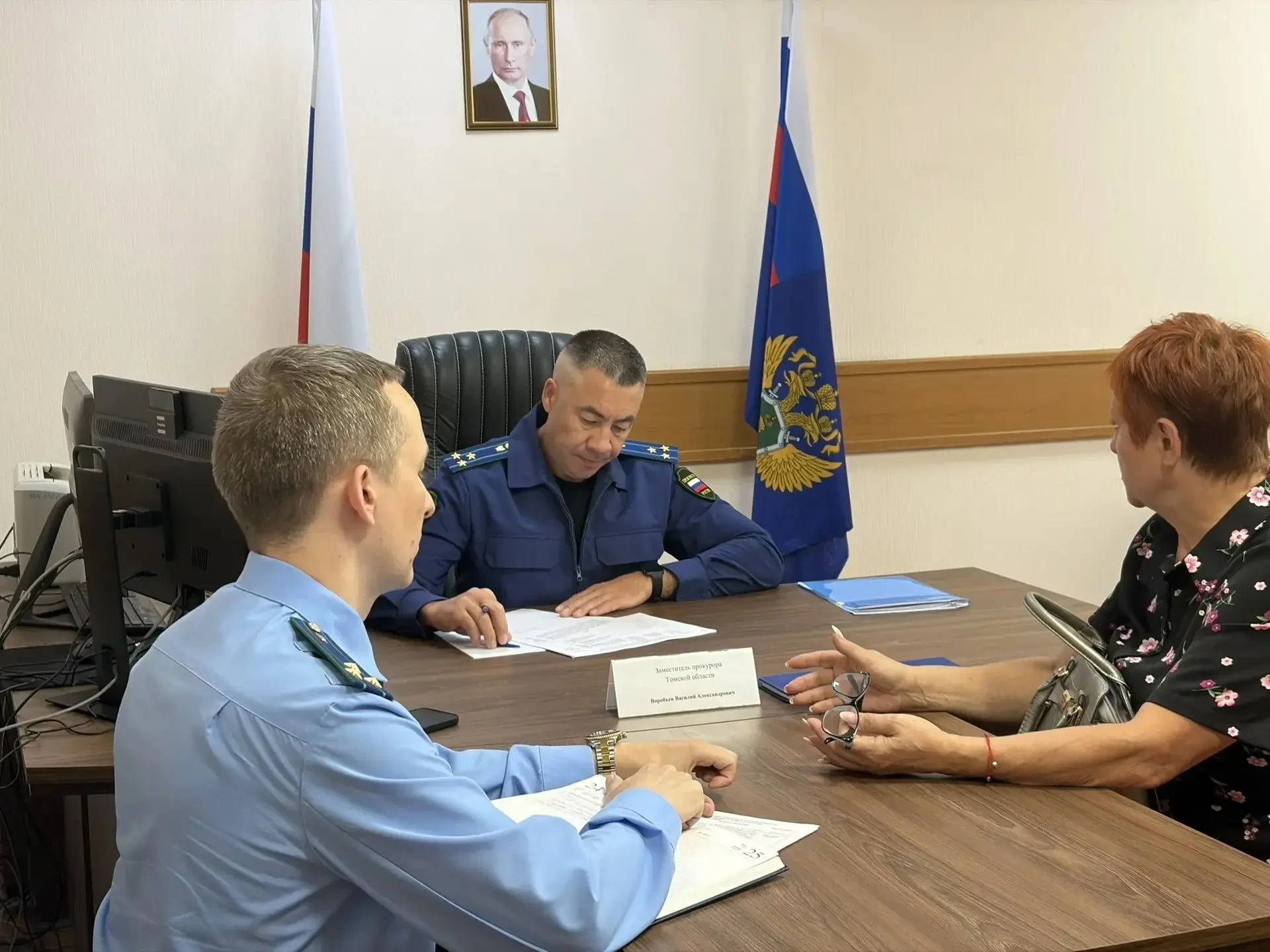 Заместитель прокурора региона Василий Воробьев провел личный прием жителей Асиновского ...