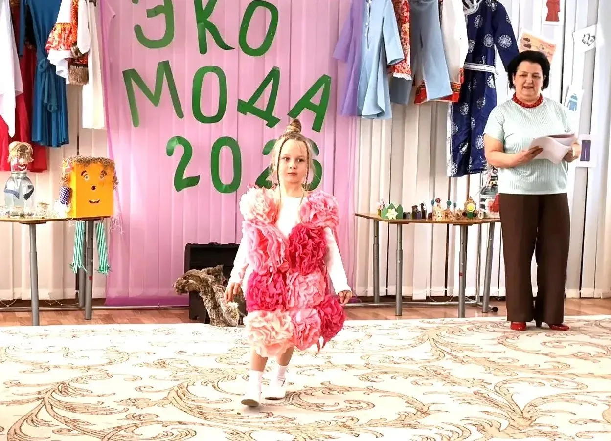 Эко-мода в корпусе №9: как из «мусора» рождается искусство!  🎉 Прошёл яркий экологический праздник —