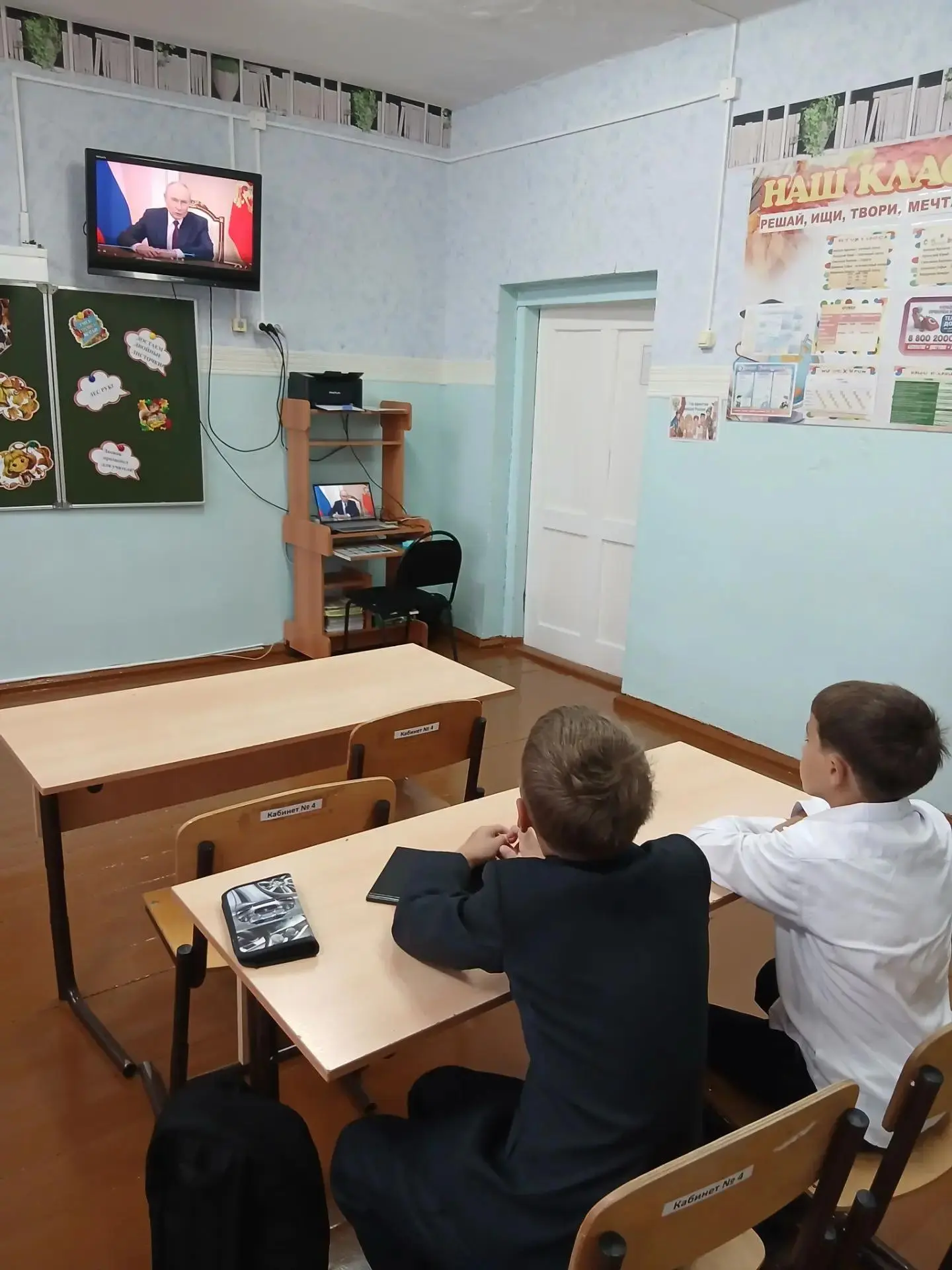 1 сентября после торжественной части дети разошлись по классам на первый урок.  В этом ...