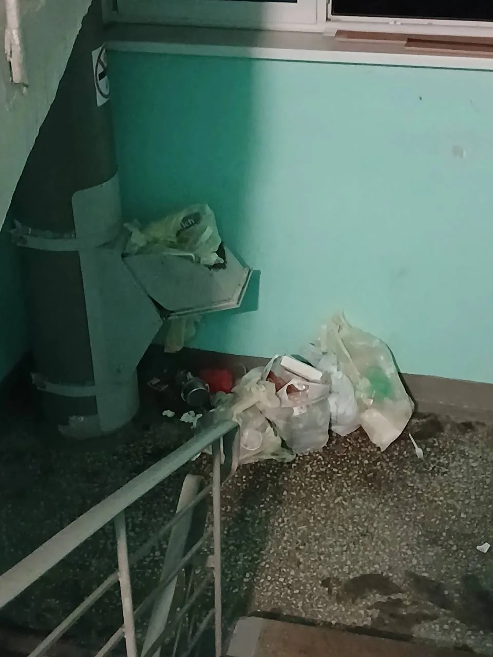 На Стартовой, 19к2, в подъезде №1 уже несколько дней забит мусоропровод.