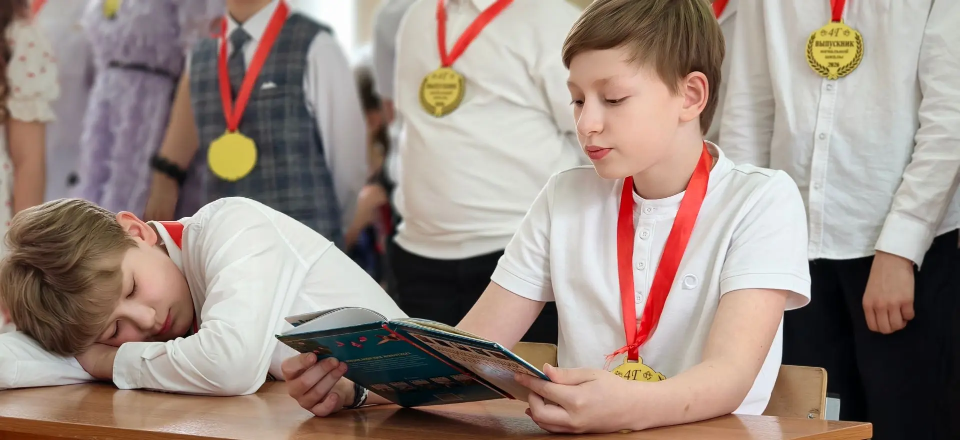 ПРАЗДНИК 4-ЫХ КЛАССОВ   🎉 В начальной школе прошел выпуск из 4-ых классов. Кажется, совсем недавно р