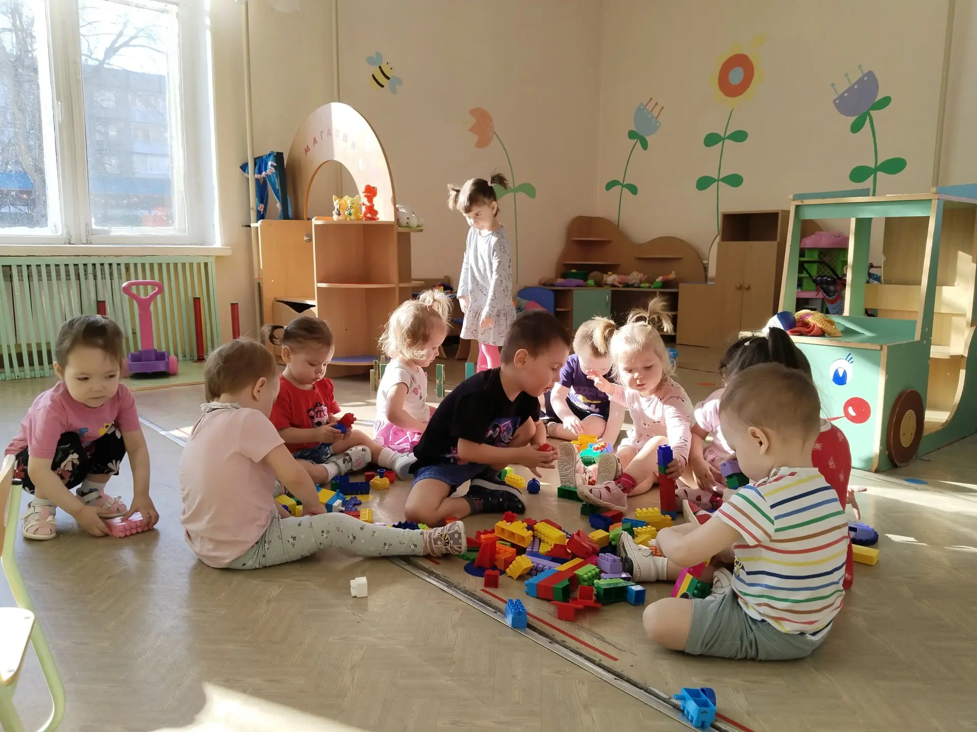 🧸 В детских садах смещают фокус: вместо упорной подготовки к школе — воспитание через ...