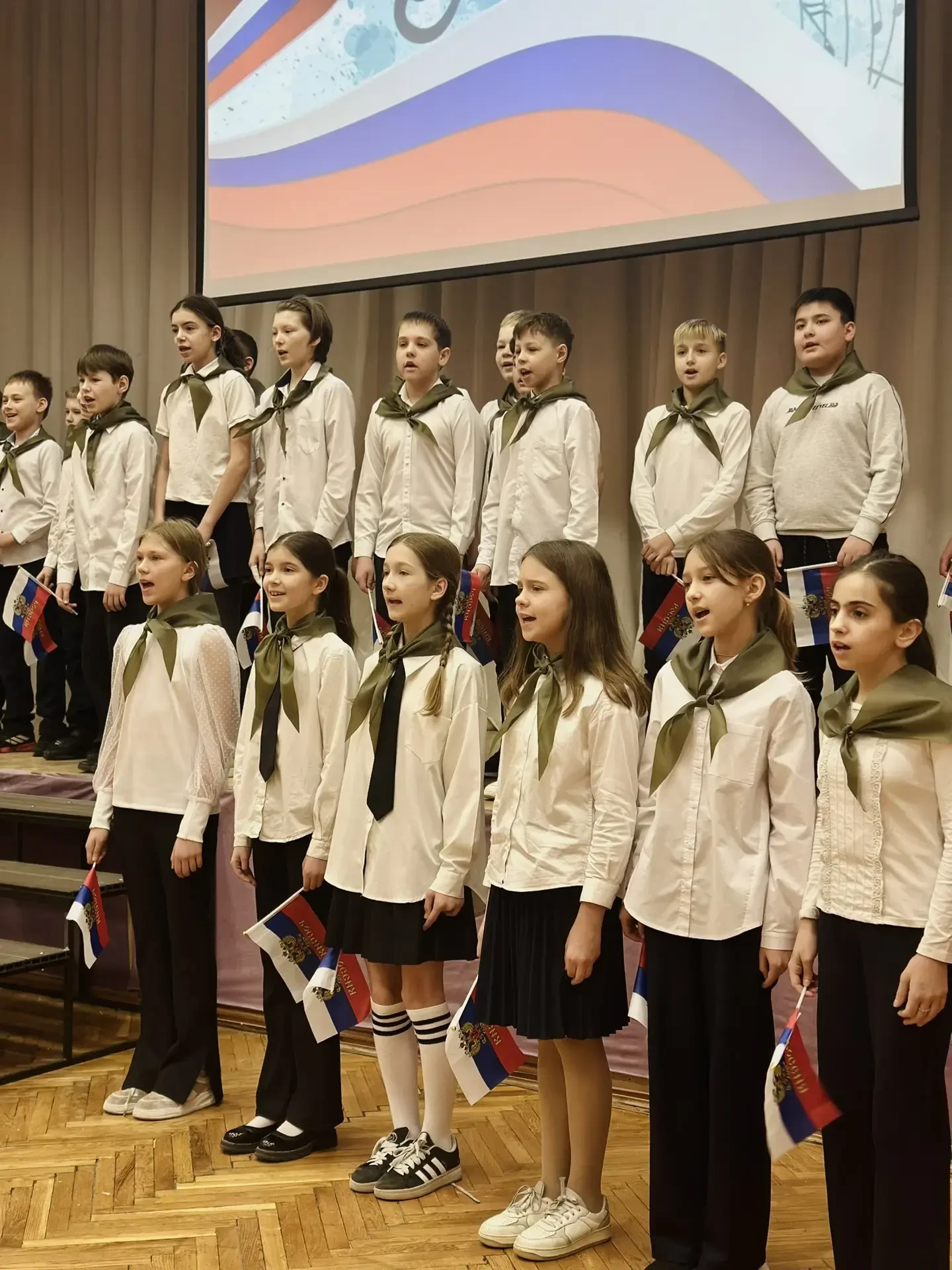4-5 марта в двух школьных отделениях «Лиги первых» прошёл КОНКУРС ПАТРИОТИЧЕСКОЙ ПЕСНИ «БИТВА ХОРОВ»