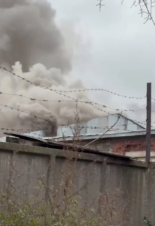 🔥 В Соликамске загорелся цех лесокомбината на ул. Коммунистическая. Предварительная пл...