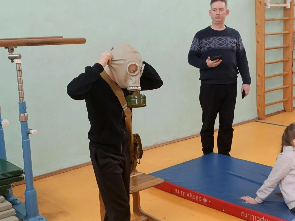 В нашей школе существует традиция проводить зрелищный и яркий конкурс «А ну-ка, парни!», посвящённый
