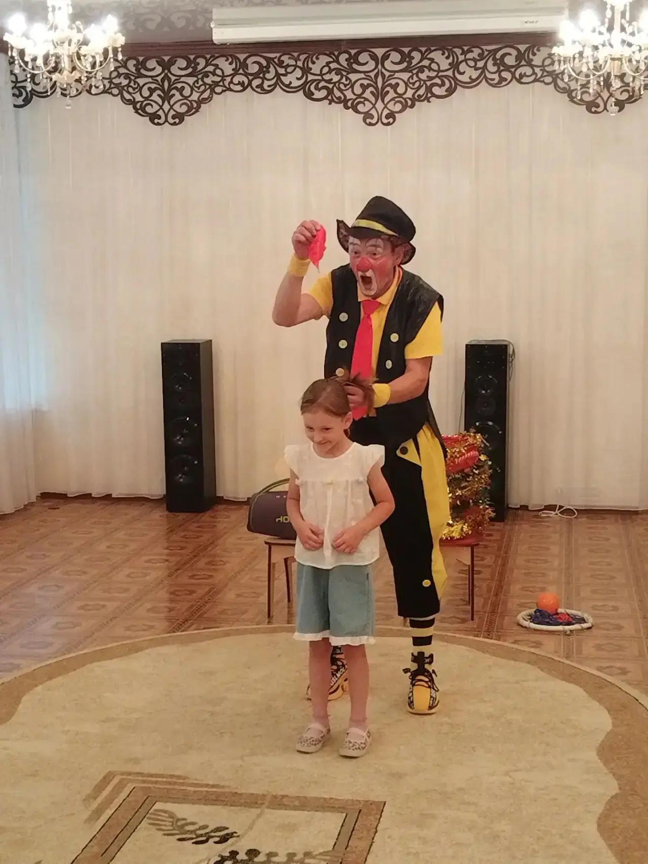 🤹Яркие краски, смех и волшебство царили сегодня в нашем детском саду!
К нам в гости приехал замечат