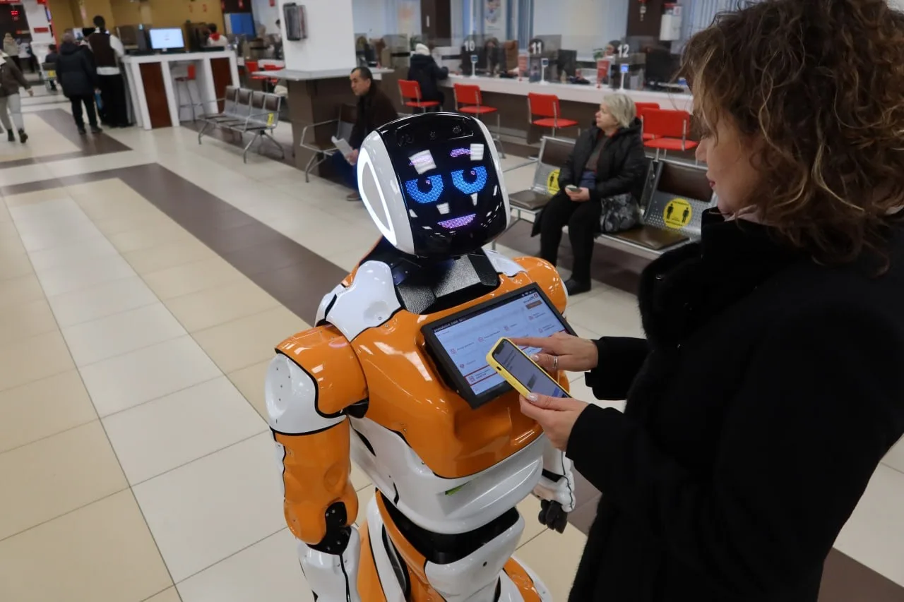 🤖 На работу в МФЦ Подмосковья приняли высокотехнологичного сотрудника  📍 Робот стал сотрудником офис