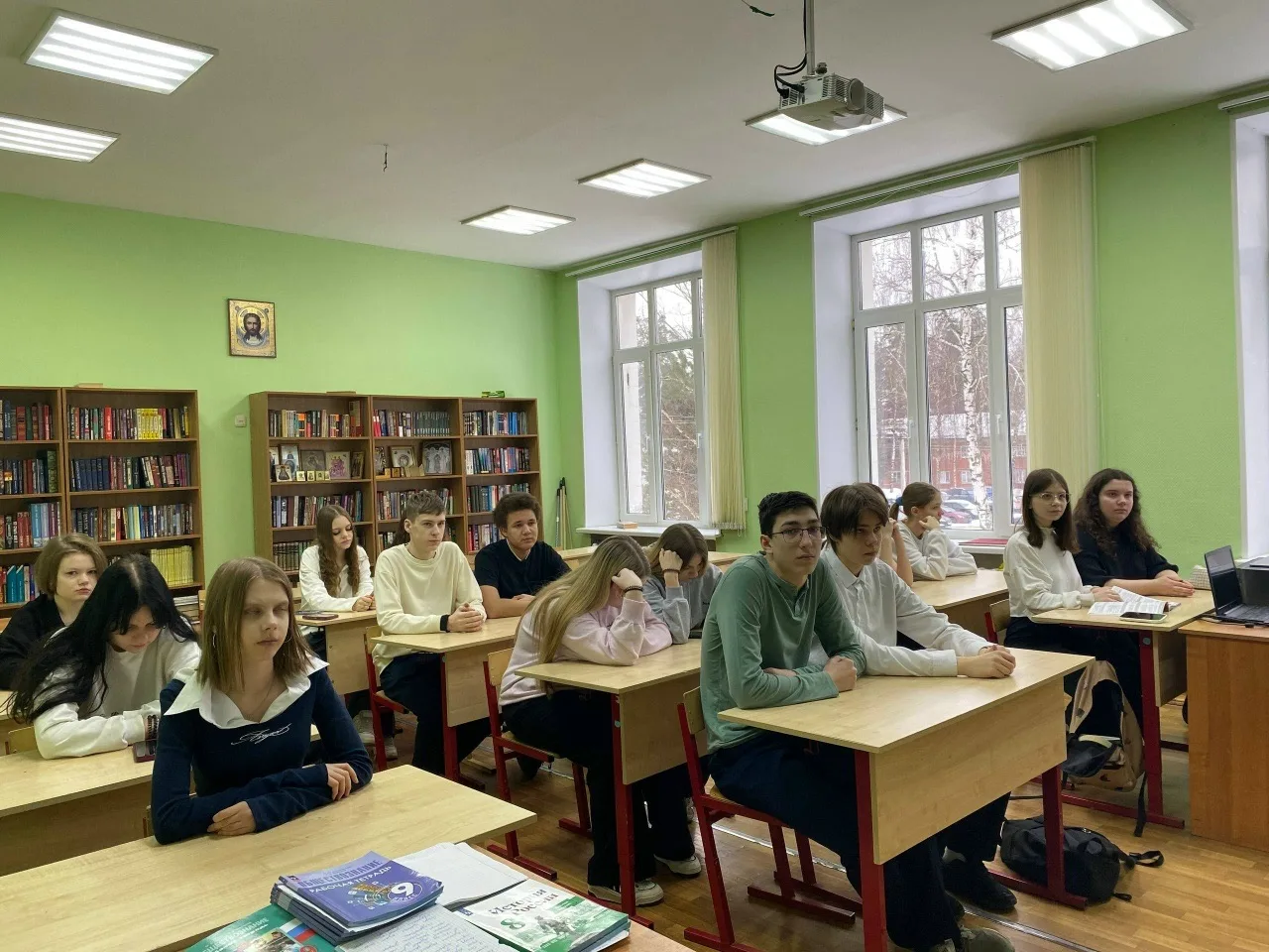 Новая учебная неделя в нашей школе традиционно началась с торжественной линейки и внеурочного заняти
