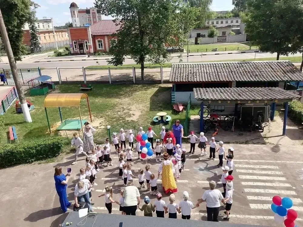 О, мать моя, Россия, Русь,
Незыблем трон твой златоглавый,
Люблю тебя, тобой горжусь,
Многострадальн