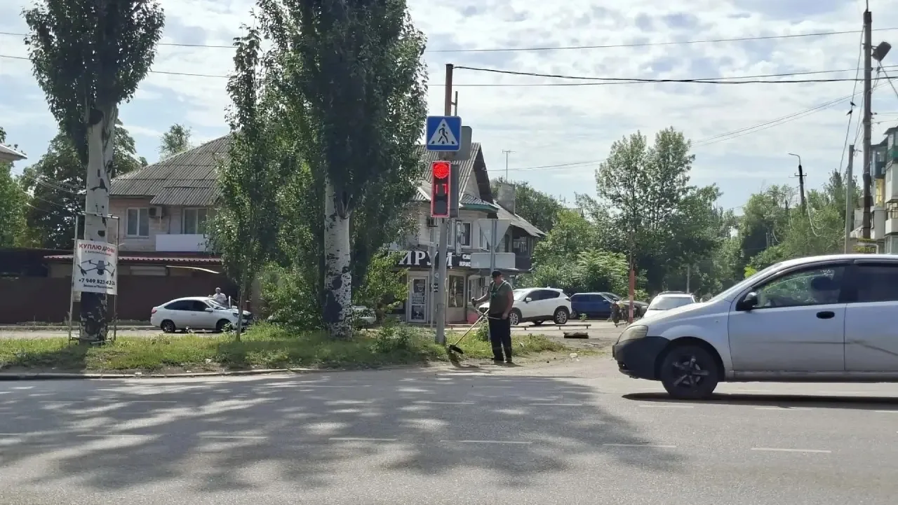 По инициативе Управы Горняцкого внутригородского района был организован и проведен покос сорной и ка