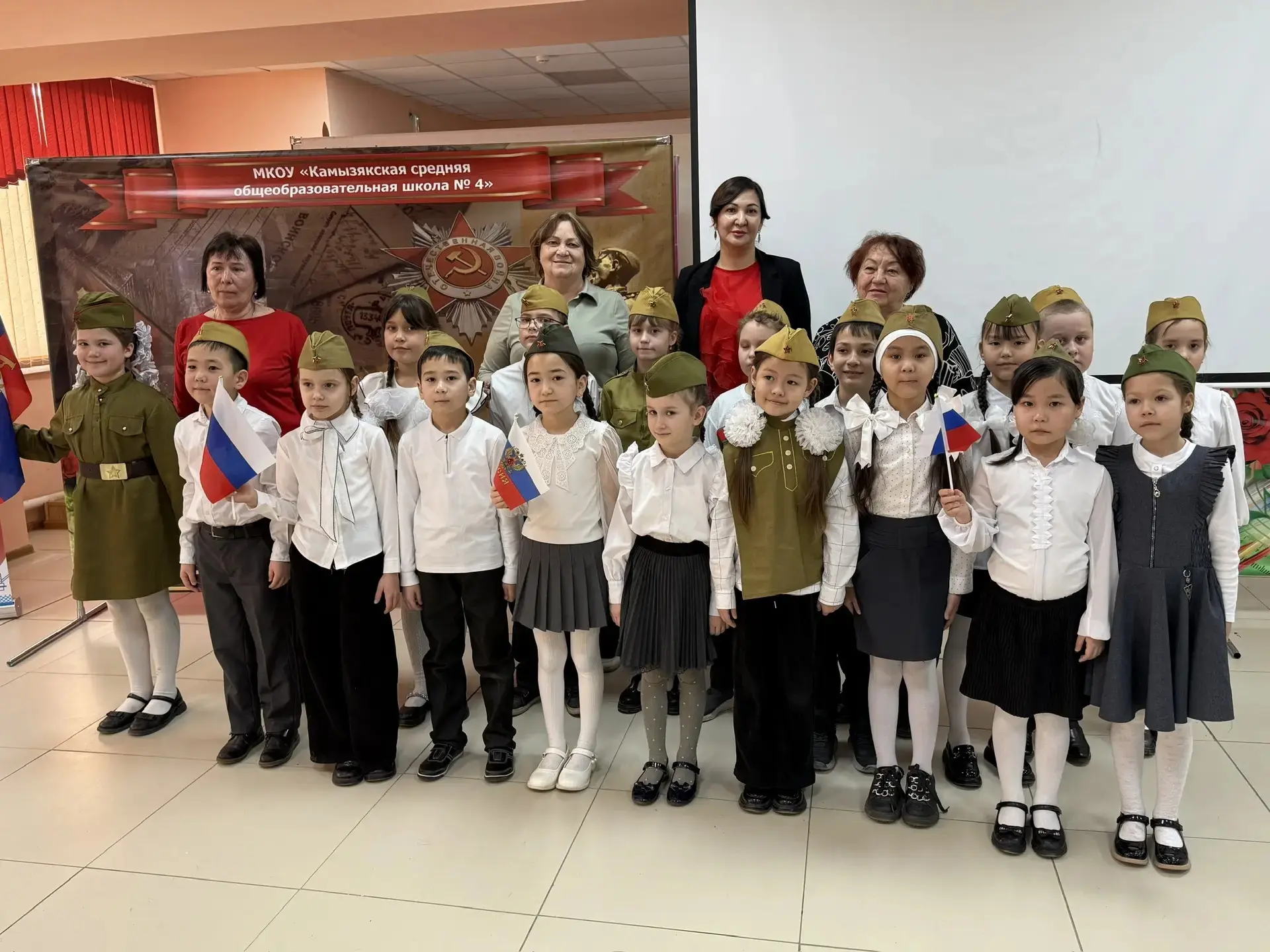 Первый  день конкурса «Военно- патриотической песни»   В нашей школе начался замечательный конкурс «