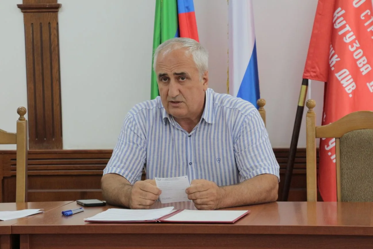 В администрации Ахтынского района прошло очередное рабочее совещание под руководством з...