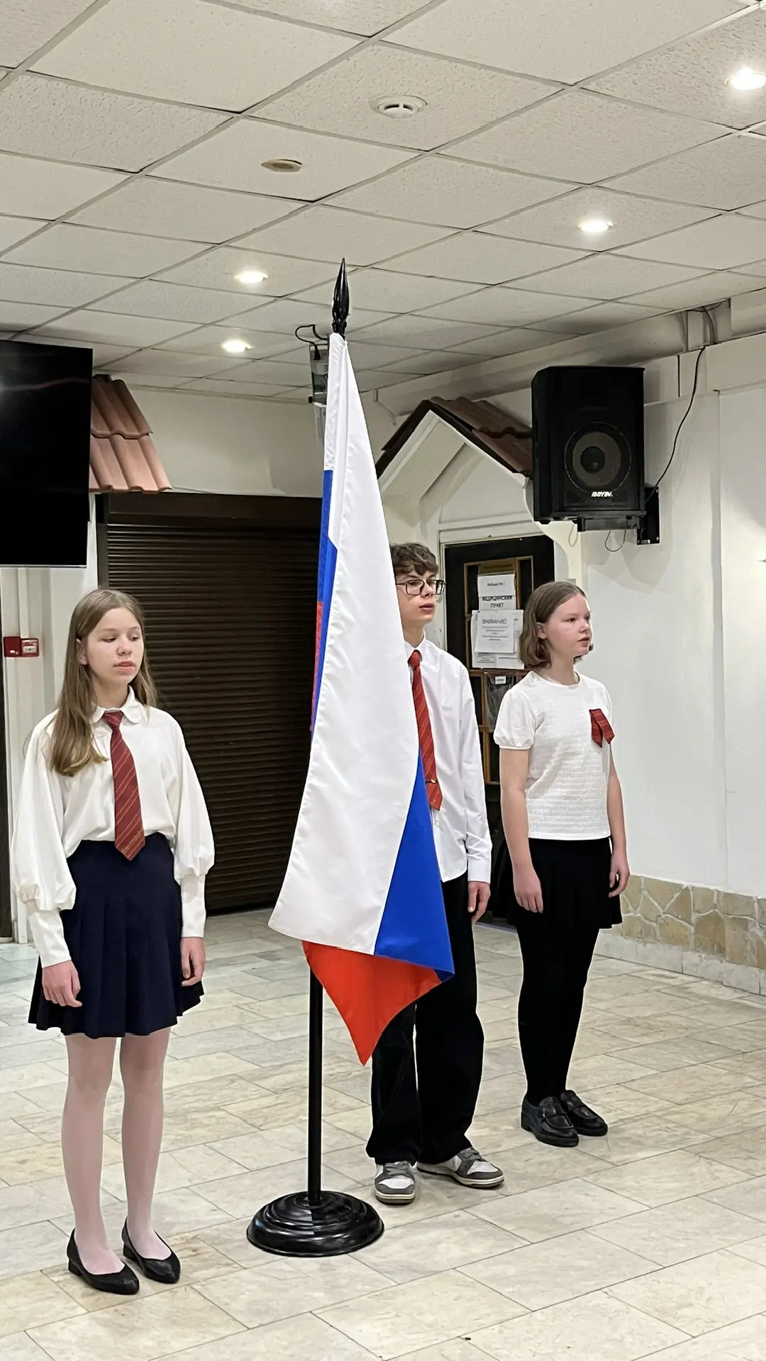 🇷🇺 Новая неделя начинается с флага!  Утро понедельника в нашей школе традиционно началось с торжеств