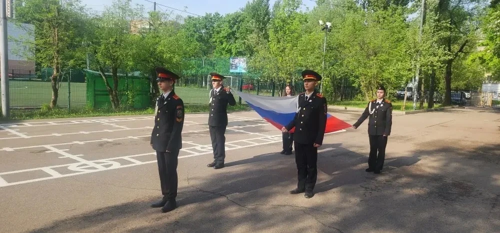 🇷🇺Понедельник в школе традиционно начался с  церемония поднятия Государственного флага и исполнения 