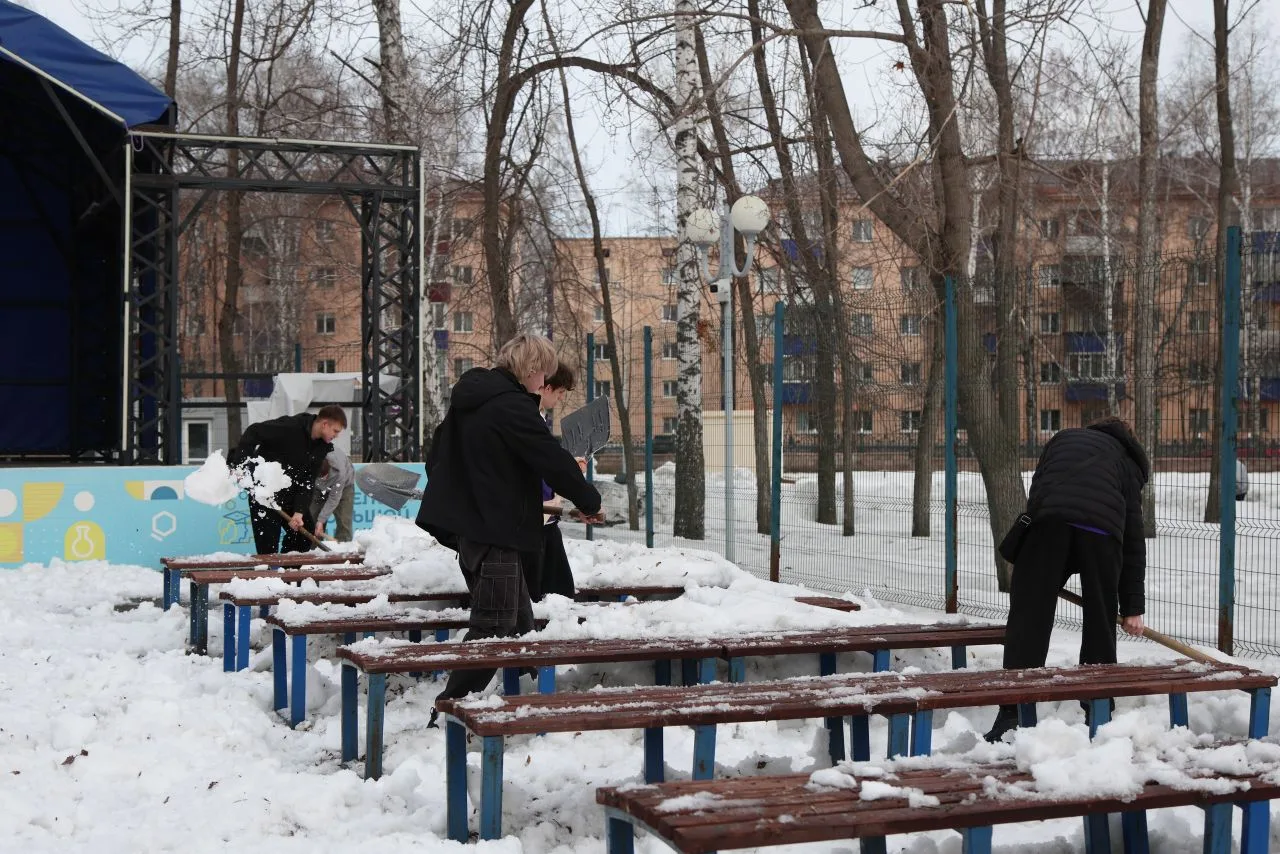 Стерлитамак сегодня вышел на первый весенний субботник. Рыхлили снег, собирали мусор, оставшийся пос