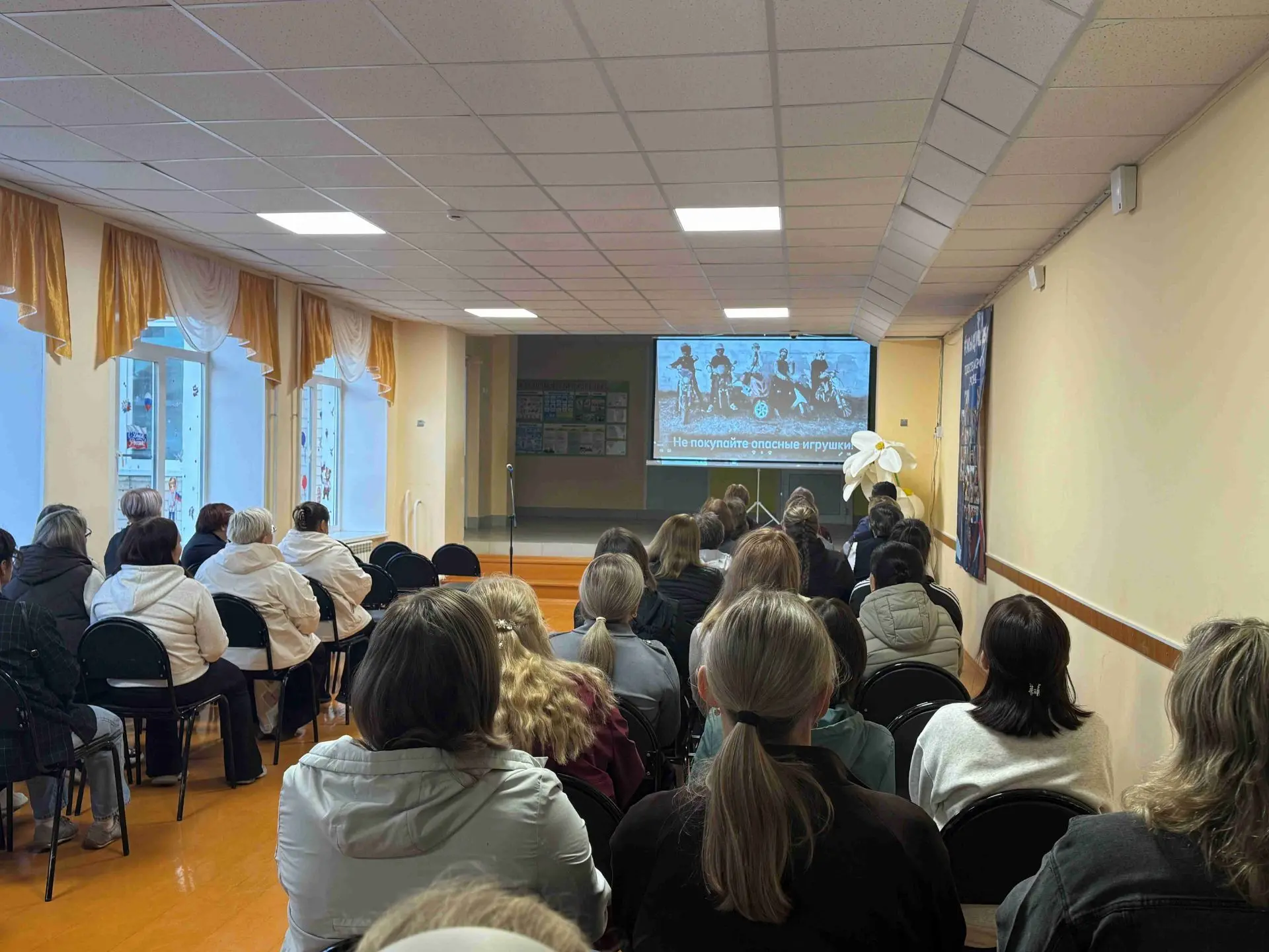 В посёлке Куженер сотрудники Госавтоинспекции провели встречи с родителями по вопросам ...
