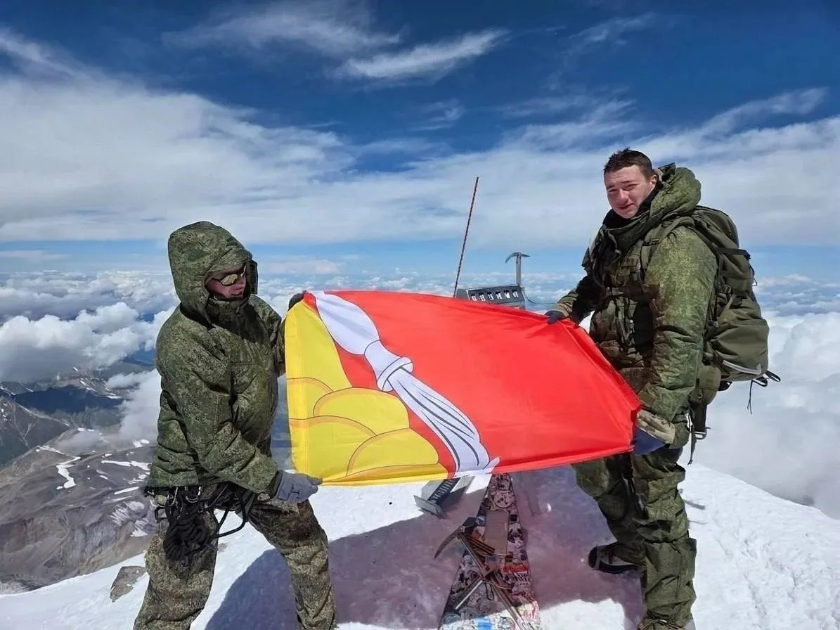 Флаг Воронежской области развернули на вершине Эльбруса.