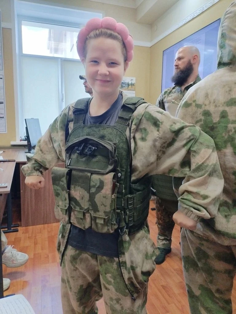 Оказывается, не только юношам интересно заниматься в военно- патриотическом лагере "Воин', но и деву