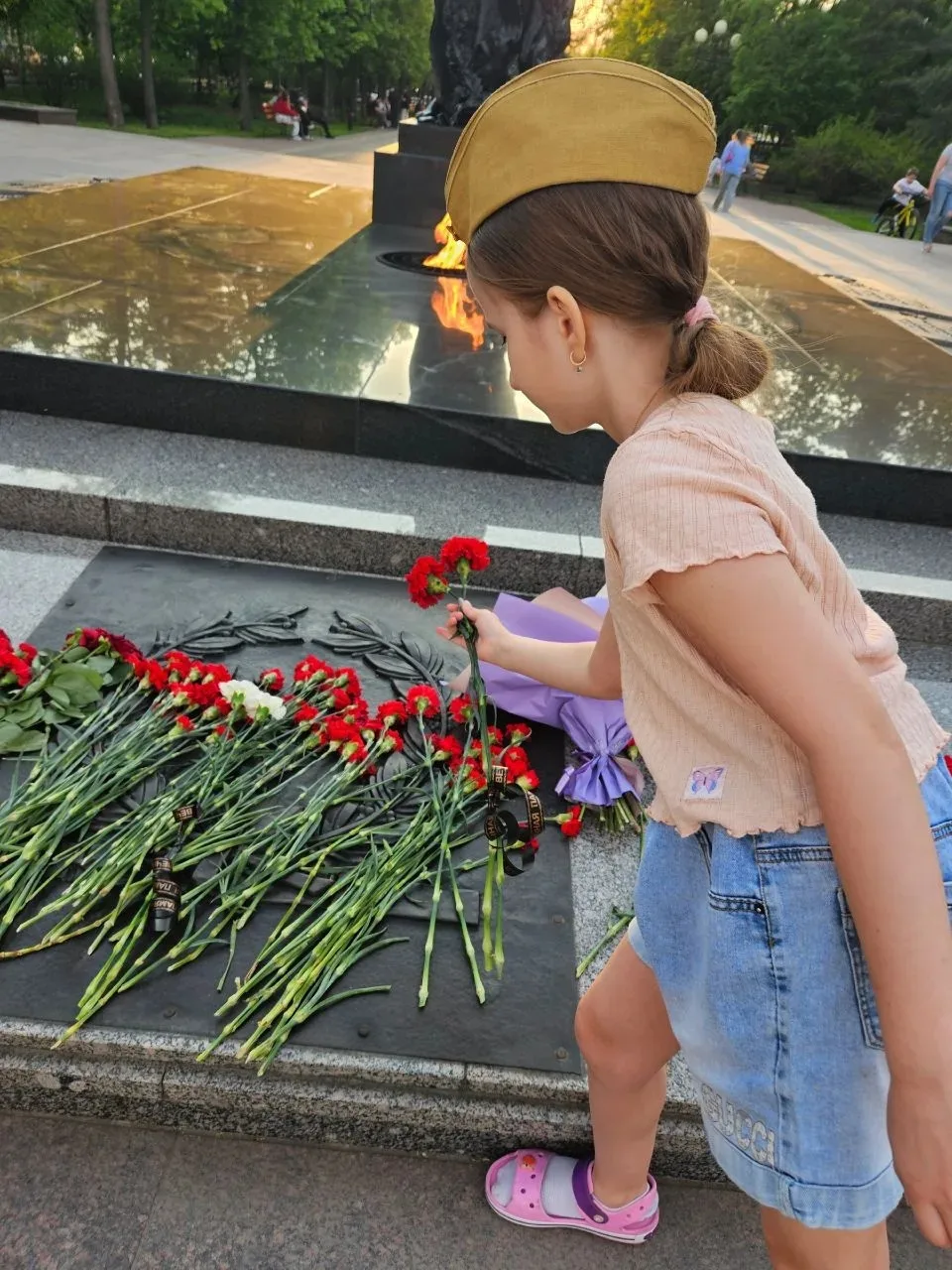 В этот особенный день наши ученики отдали дань памяти героям – возложили цветы к памятникам.  В глаз