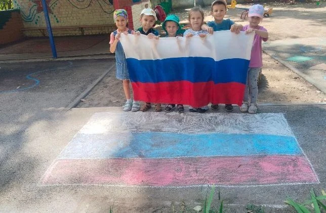 В преддверии праздника Дня Российского флага с детьми группы 7 была проведена тематичес...