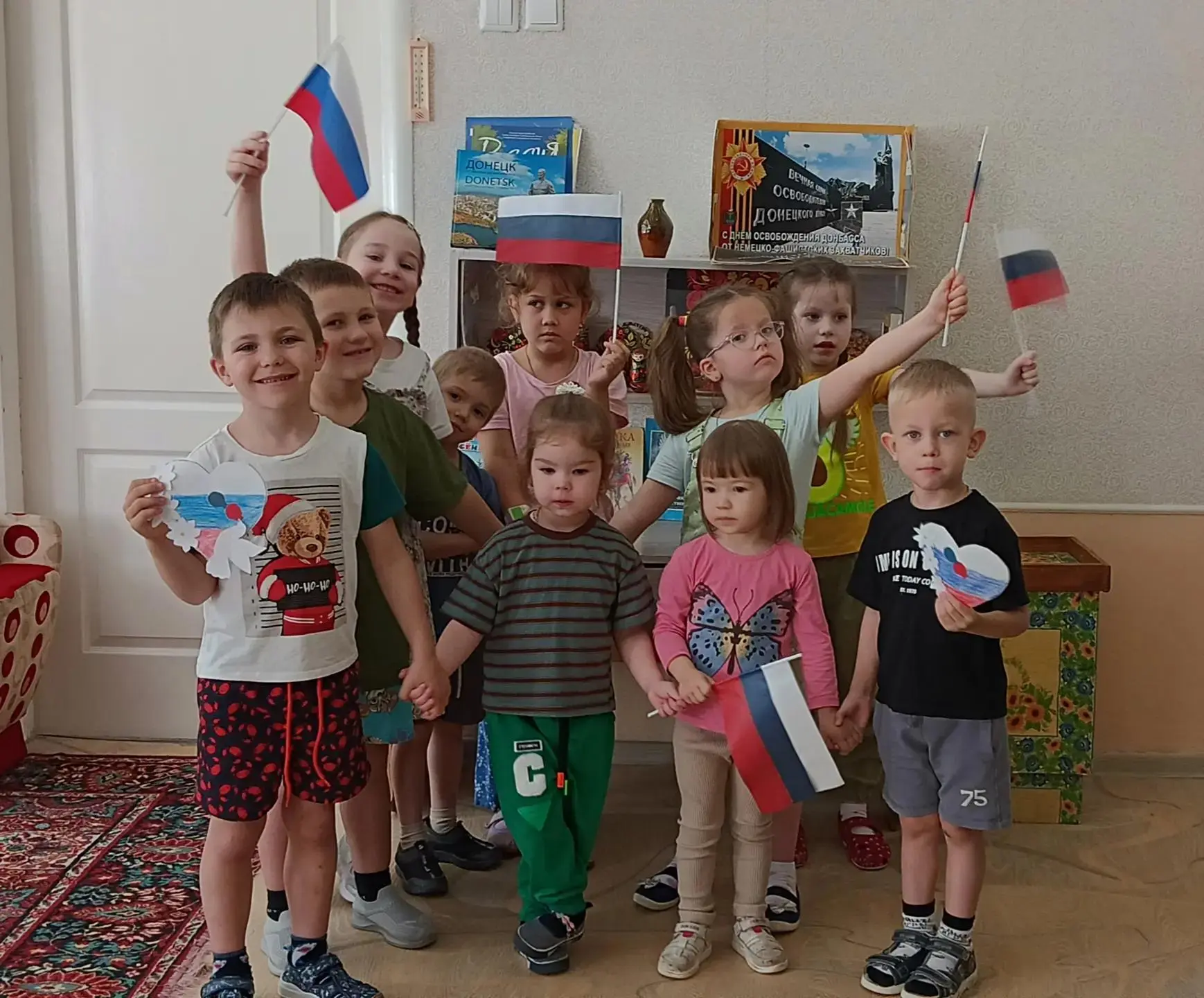 🥳В ходе празднования Дня России в нашем детском саду прошло занятие по рисованию.