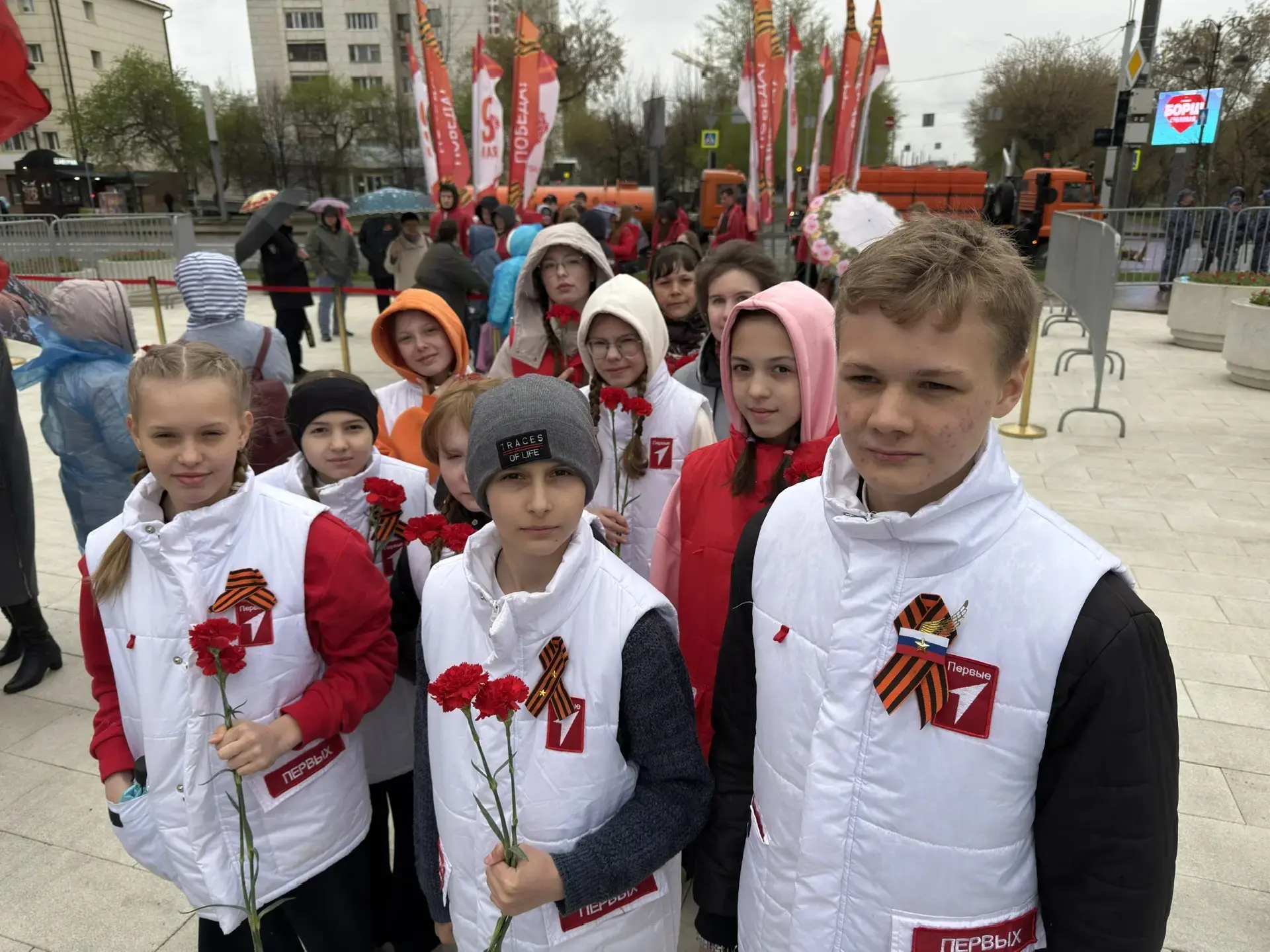 🇷🇺Сегодня педагоги и гимназисты приняли участие в митинге «Тюмень - город трудовой доблести». Это со