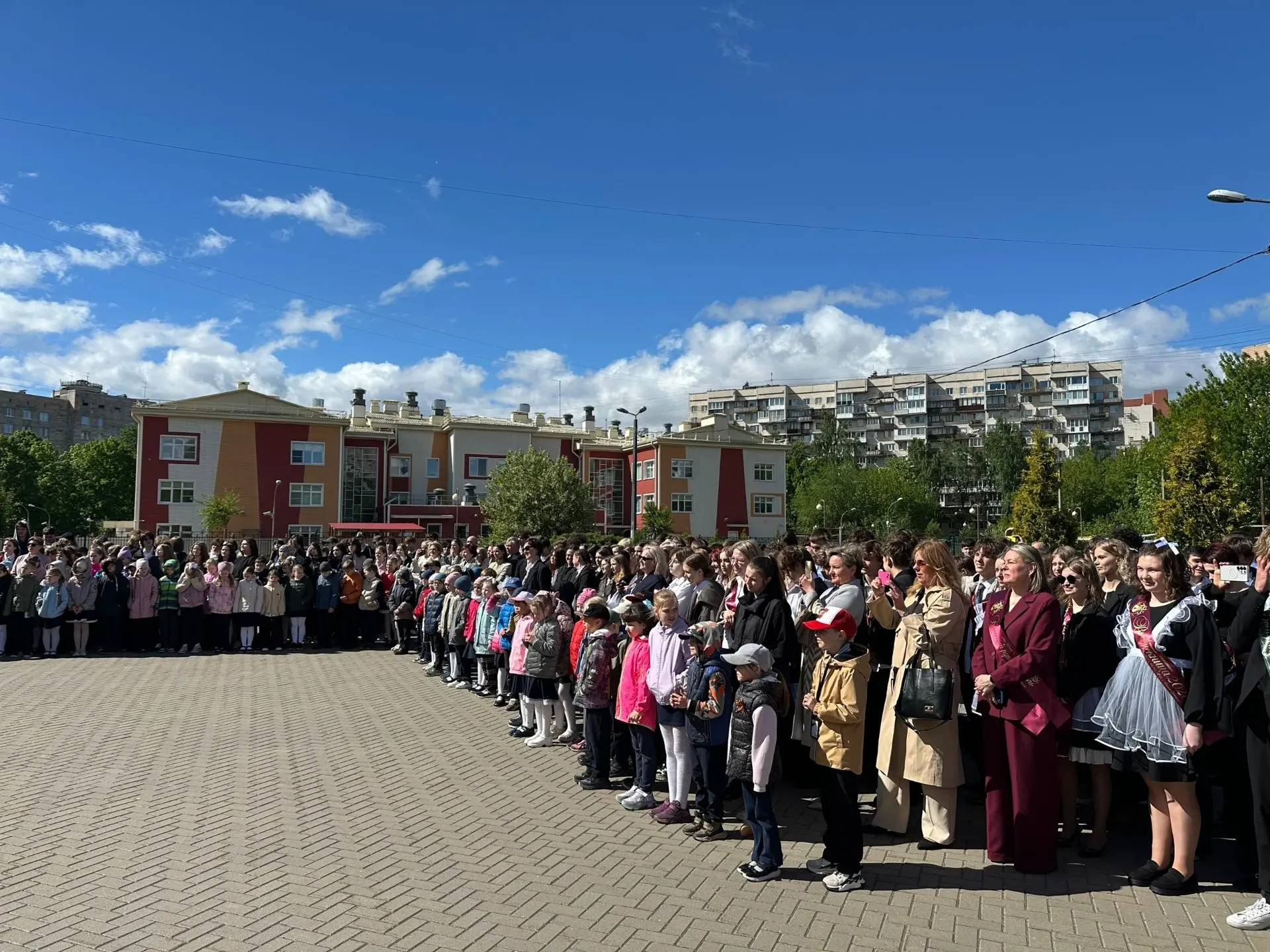 Привет, школа 👋  Ну вот и все! Прозвенел тот самый звонок 🛎  Сегодня в нашей школе было по-особенном
