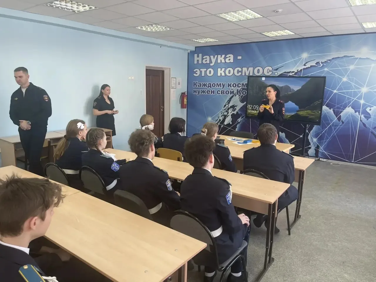 Сегодня прошла встреча учащихся 9  «А» класса с сотрудниками ГИБДД УМВД по г.Тольятти