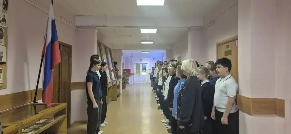 2 февраля 2026 года в МОУ СОШ имени Д. И. Зернова прошла линейка и торжественная церемония поднятия 