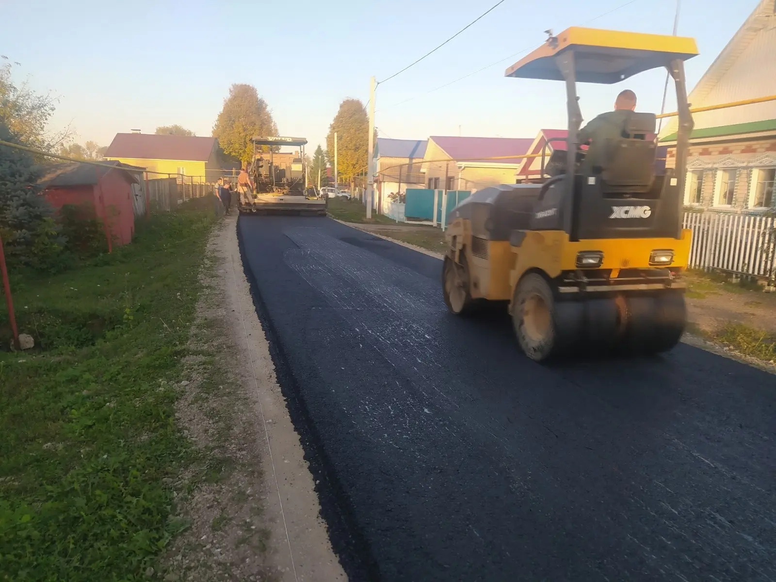 В селе Верхние Челны на улице Мусы Джалиля идут работы по ремонту дорог 🚧