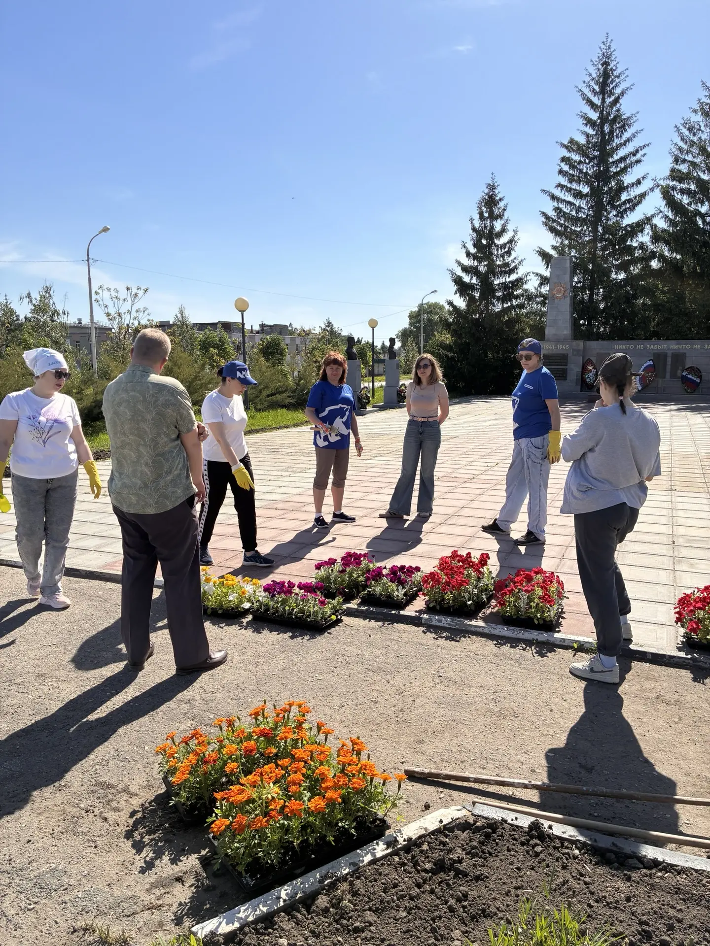 По всему городу стартовала высадка цветов — город готовится к тёплому сезону!
