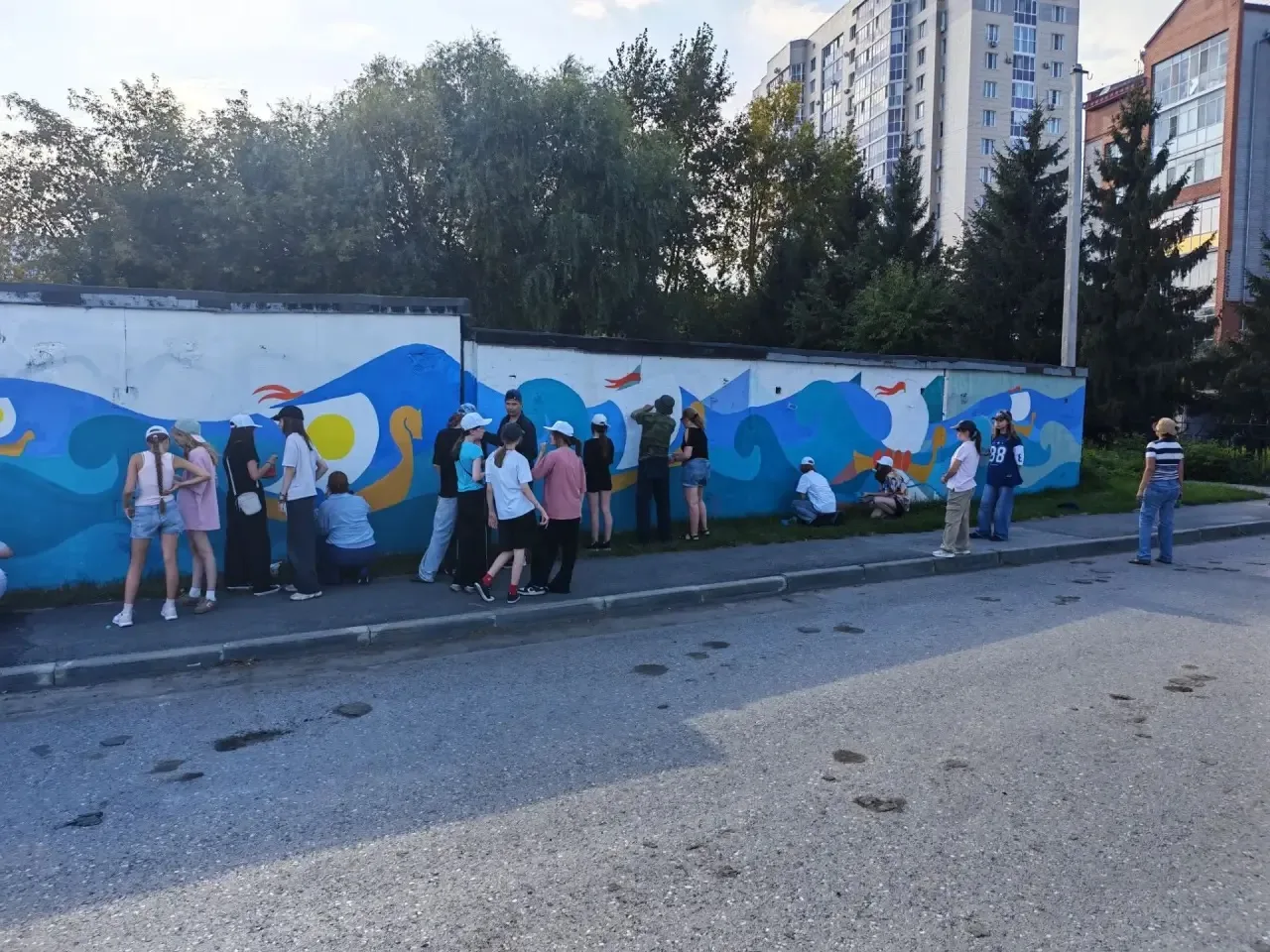 Акция «Раскрась свой город» продолжается. Юные художники со своими преподавателями прис...