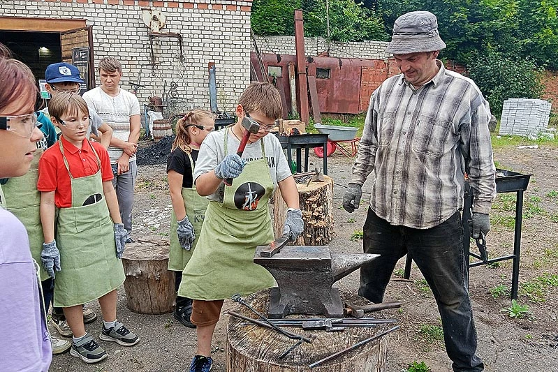Зачем хозяин кузницы Алексей Кузнецов целенаправленно обучает молодежь? Он считает, что...