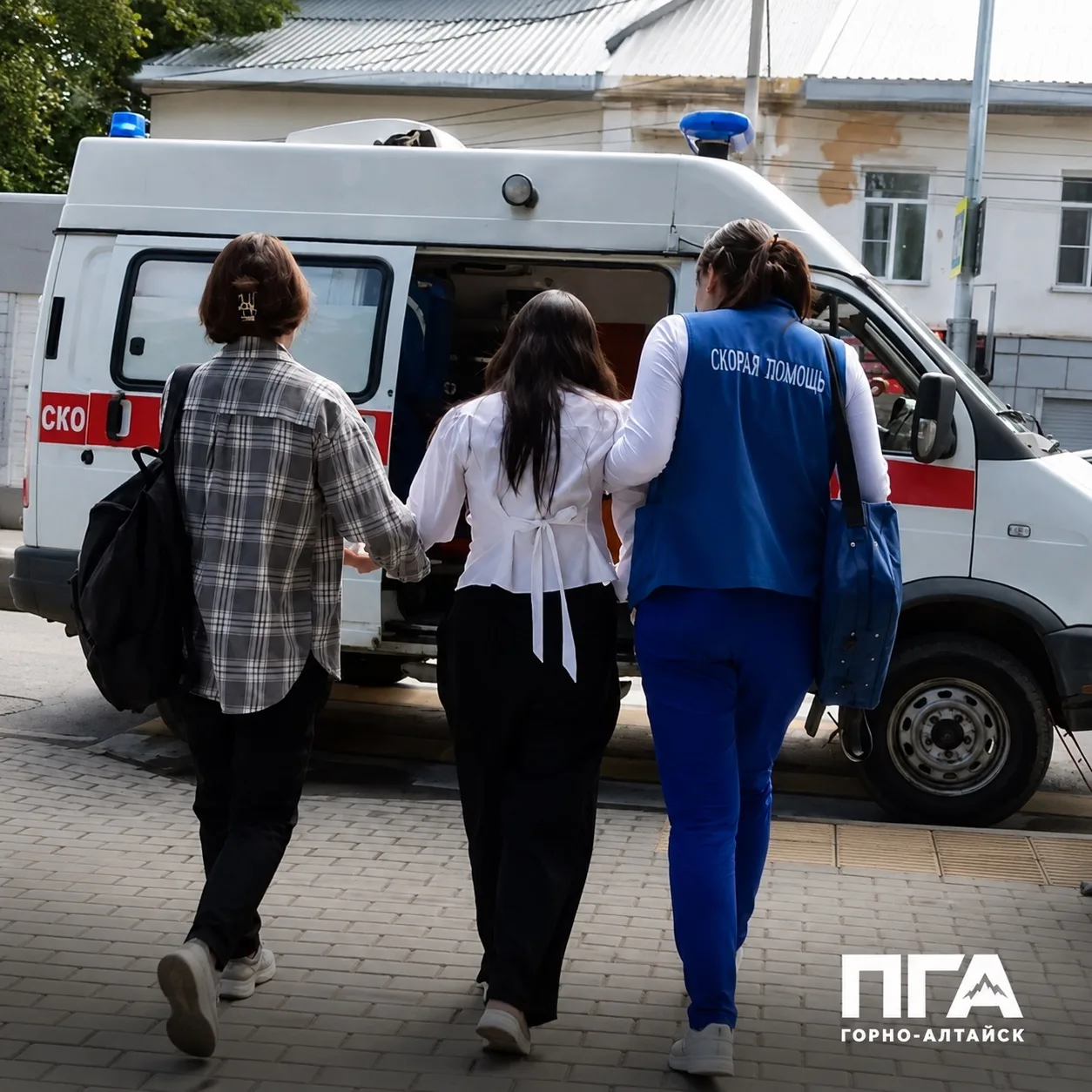🚑 СТУДЕНТКА ПЕДКОЛЛЕДЖА ПОТЕРЯЛА СОЗНАНИЕ НА ЛИНЕЙКЕ В ГОРНО-АЛТАЙСКЕ