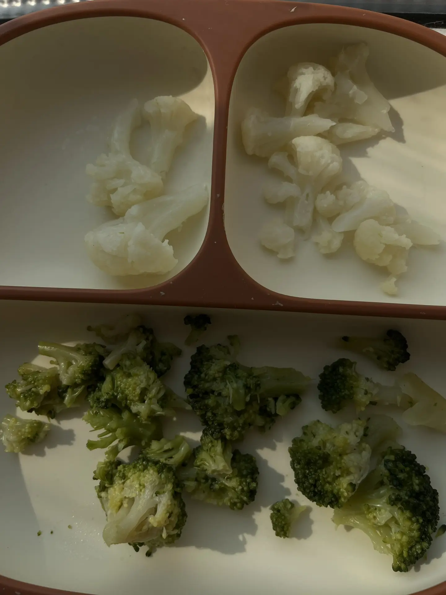Витаминная тарелочка для любимой малышки. 🥦 А как ваши детки относятся к брокколи и кабачкам?