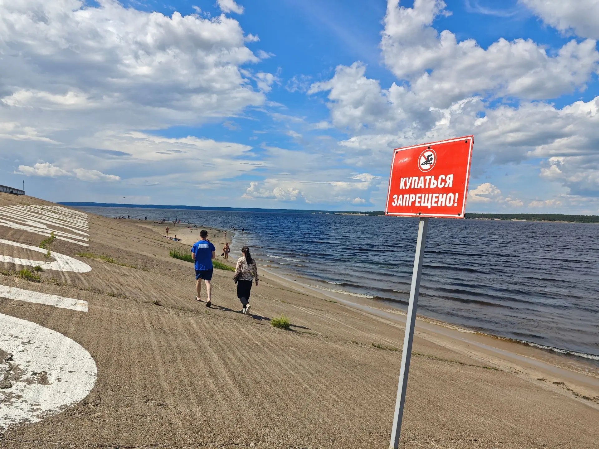 Летом многие предпочитают отдыхать у водоёмов. Для безопасного отдыха важно соблюдать п...