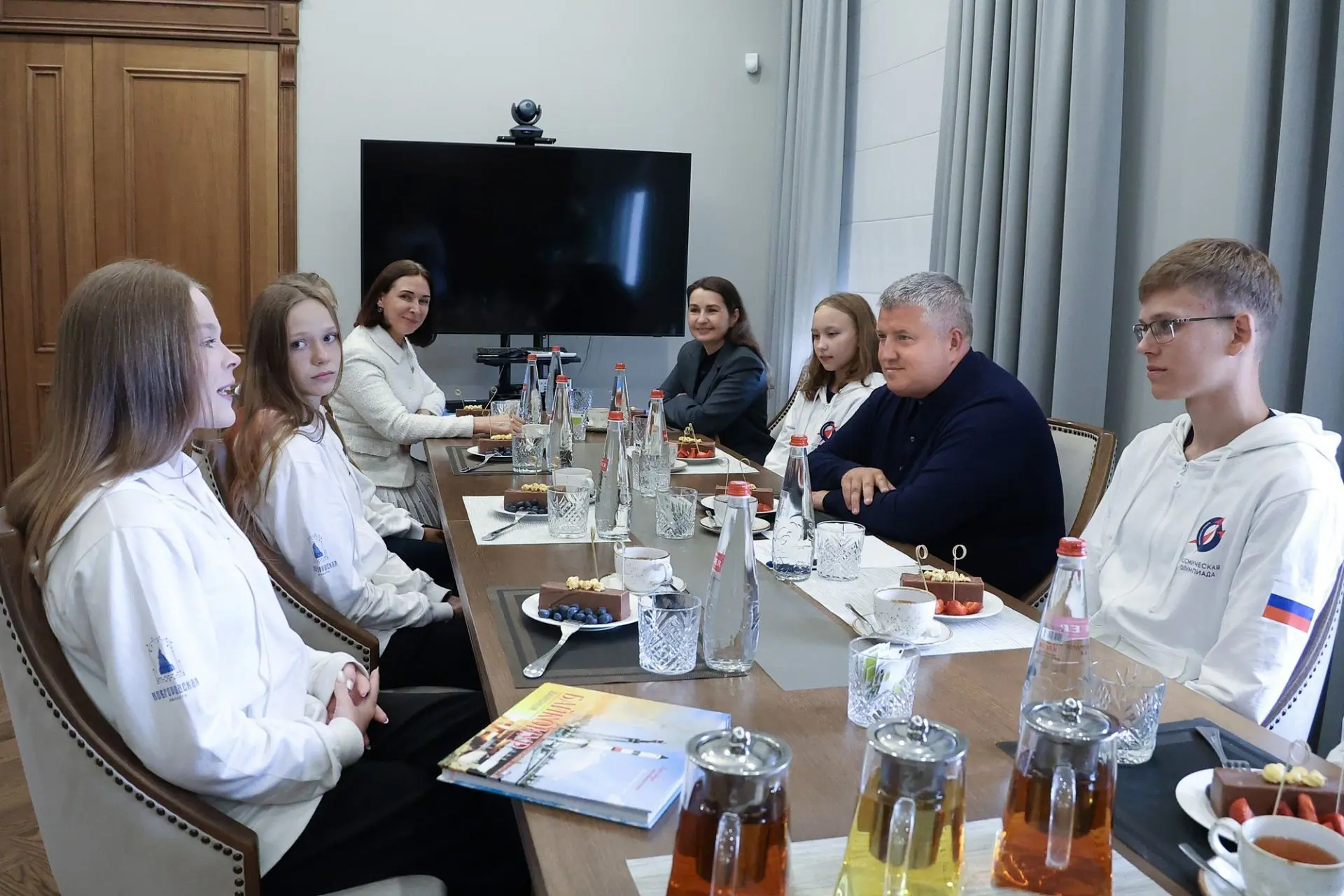 ✨ Губернатор Новгородской области Александр Дронов встретился с победителями «Космической олимпиады»