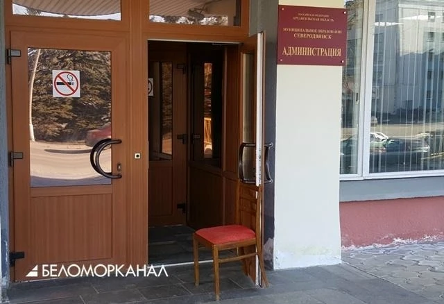 🤯Неадекватный мужчина приехал на велосипеде к зданию администрации Северодвинска, чтоб...