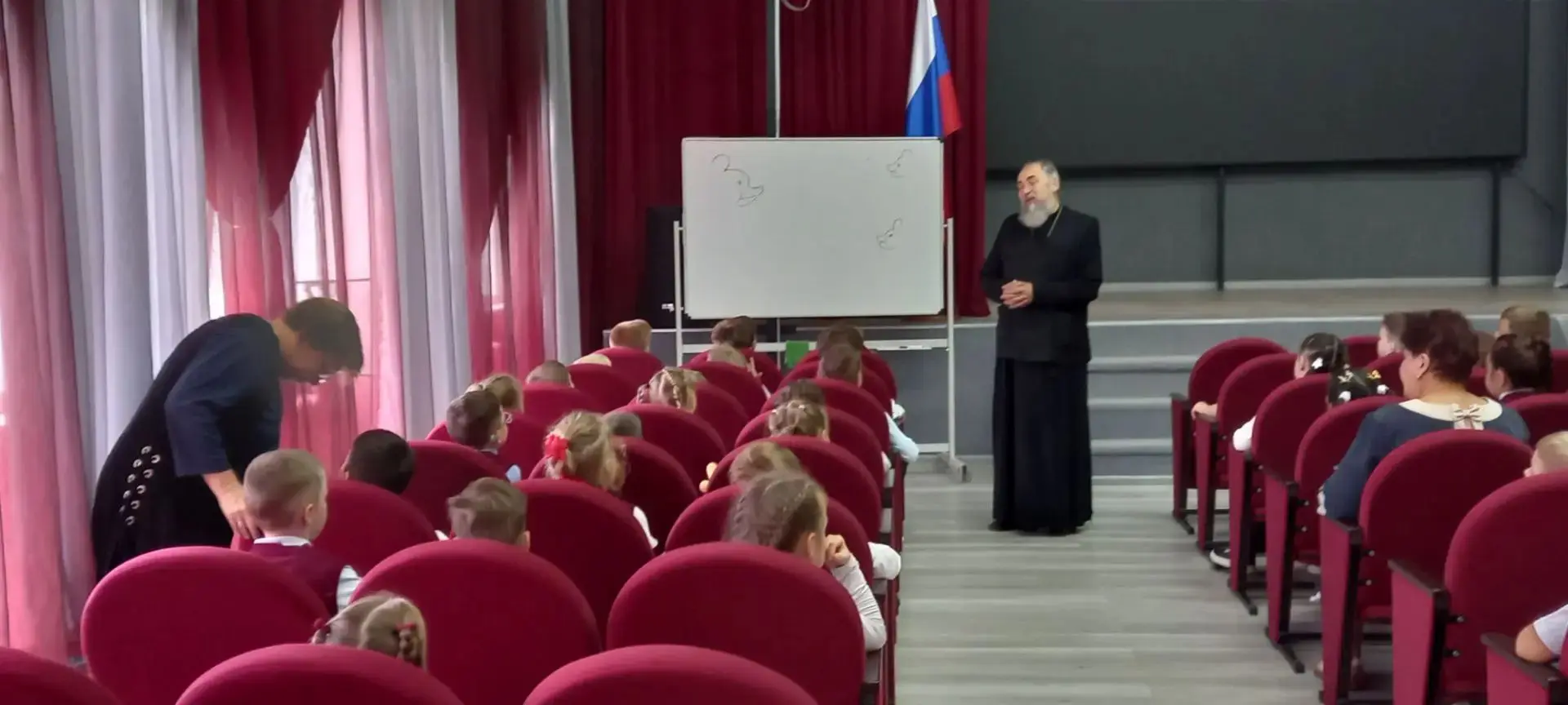 Сегодня, в рамках духовно-нравственных просветительских бесед, в актовом зале  прошла в...