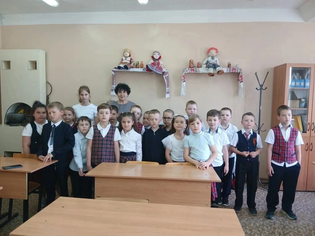 Каникулы- веселая пора.Ученики 1Б класса нашли время и для познавательного занятия- дети посетили шк