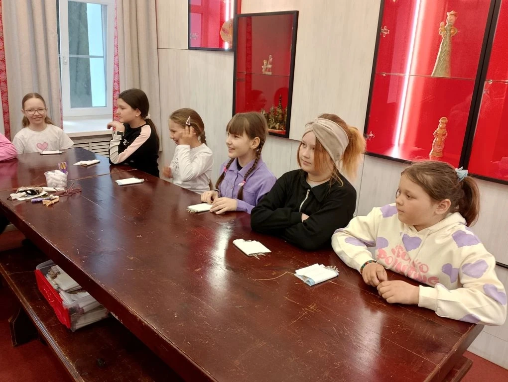 🪶 Путешествие в мир традиций: 3В класс в гостях у мастеров!  Сегодня наши третьеклассники отправилис